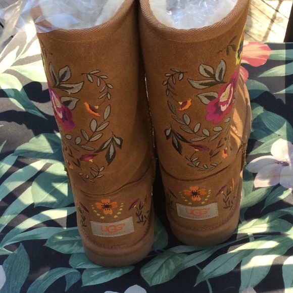 UGG Juliette Tan embroidered boots EUC US 6 As New - Picture 9 of 10